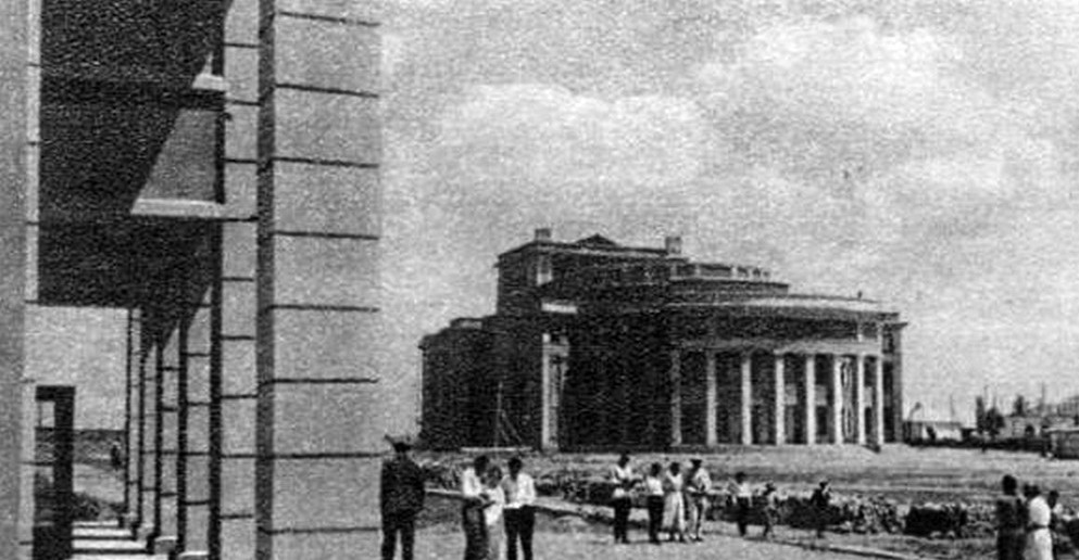 30 ые. Театральная площадь